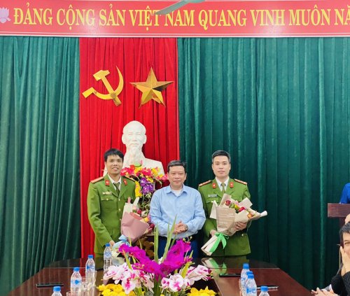 định tặng hoa.jpg