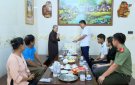 ĐỒNG CHÍ ĐỖ KIM THỌ, TRƯỞNG BAN DÂN VẬN, CHỦ TỊCH UB MTTQ HUYỆN THỌ XUÂN THĂM, TẶNG QUÀ NHÂN DỊP LỄ VU LAN 2024