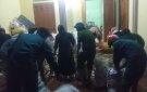 Xã Xuân Hòa hỗ trợ bà con vận chuyển lúa gạo ra khỏi vùng nguy cơ ngập lũ