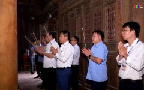 CÁC ĐỒNG CHÍ LÃNH ĐẠO HUYỆN THỌ XUÂN DÂNG HƯƠNG TƯỞNG NIỆM 599 NĂM NGÀY MẤT HOÀNG THÁI HẬU PHẠM THỊ NGỌC TRẦN